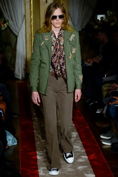 Look 16
